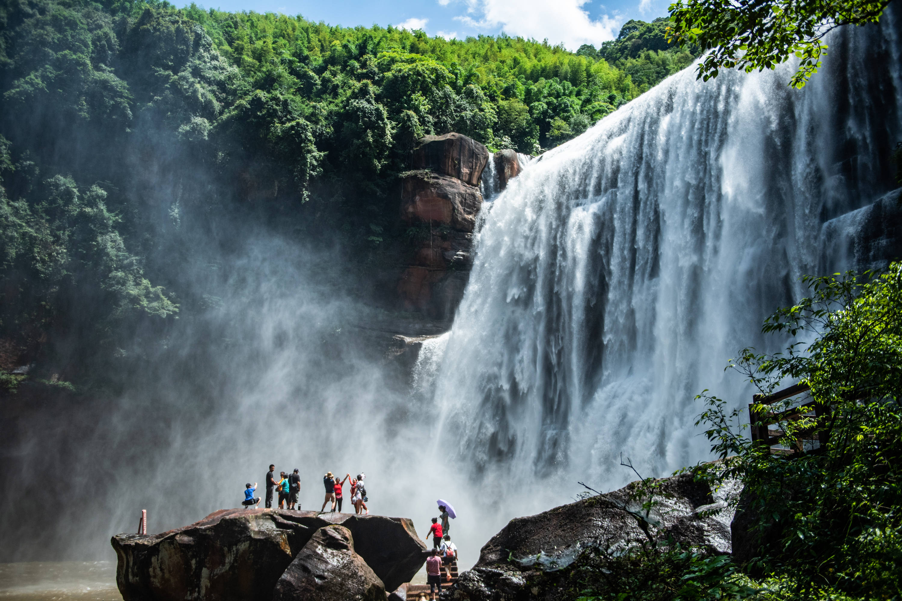 游客在位于贵州省赤水市的赤水大瀑布景区游玩(2020年6月15日摄).