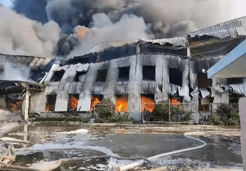 突发青岛一保税区仓库着火