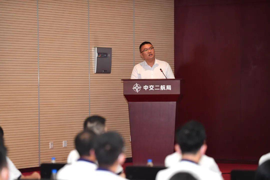 我叫黄波,现任中交二航局盐通铁路工程指挥部指挥长,非常荣幸有机会在