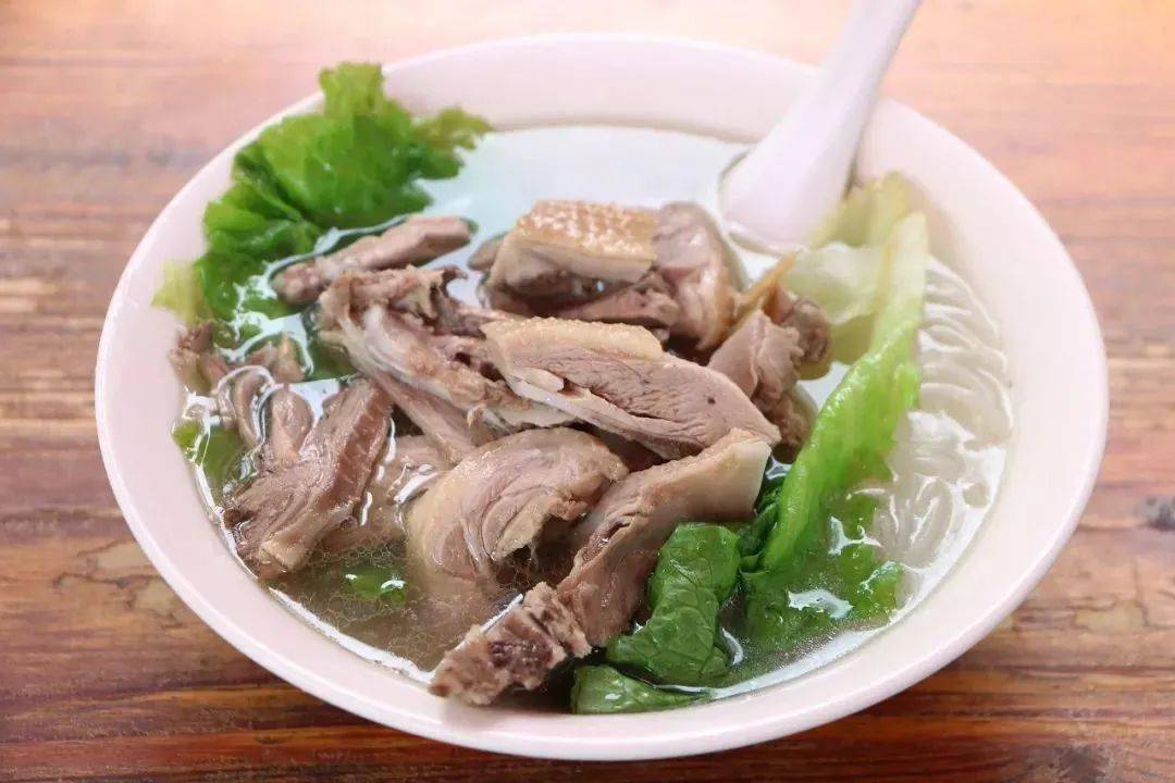 熏鸭,拌内脏,酸笋炒鸭腱.关于鸭的选择就有好几种.