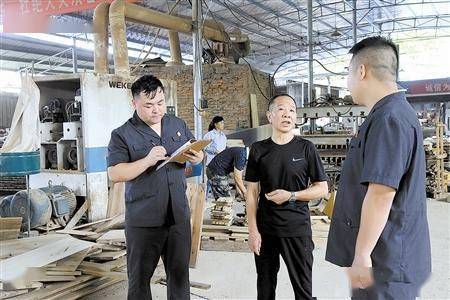 圖為7月13日,該院執行法官正在某傢俱廠進行跟蹤回訪.