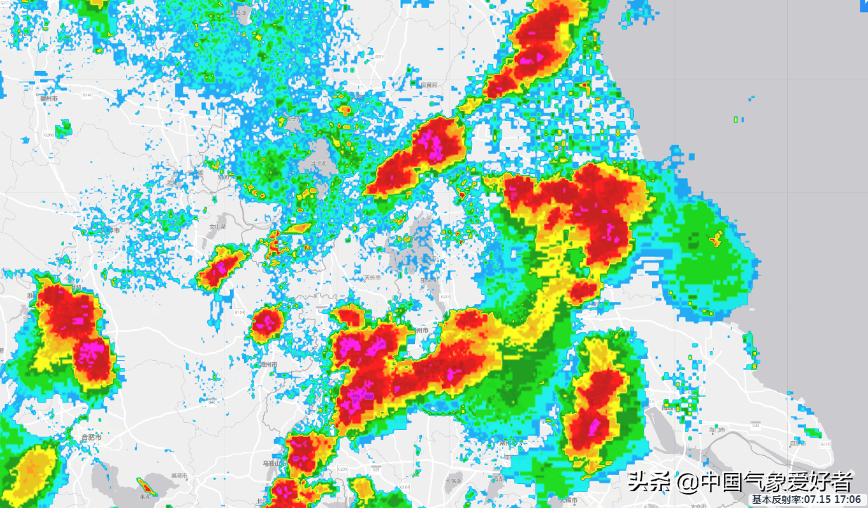 今天下午我国江苏安徽多地的膨胀的云团是雷达图上旺盛的雷达回波,不