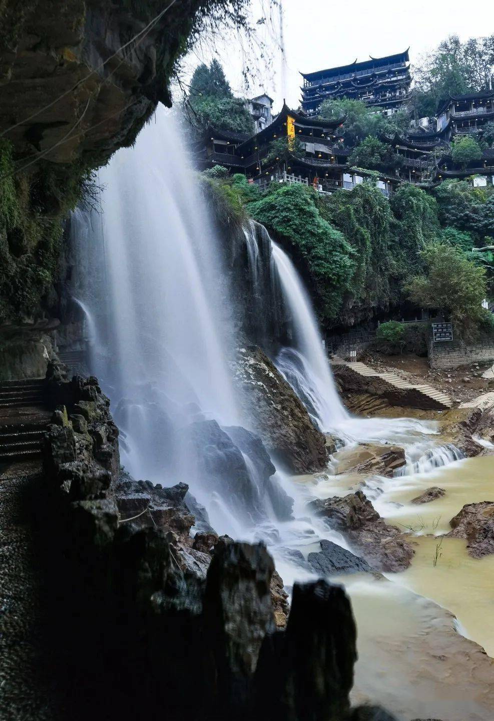 芙蓉镇挂在瀑布上的古镇