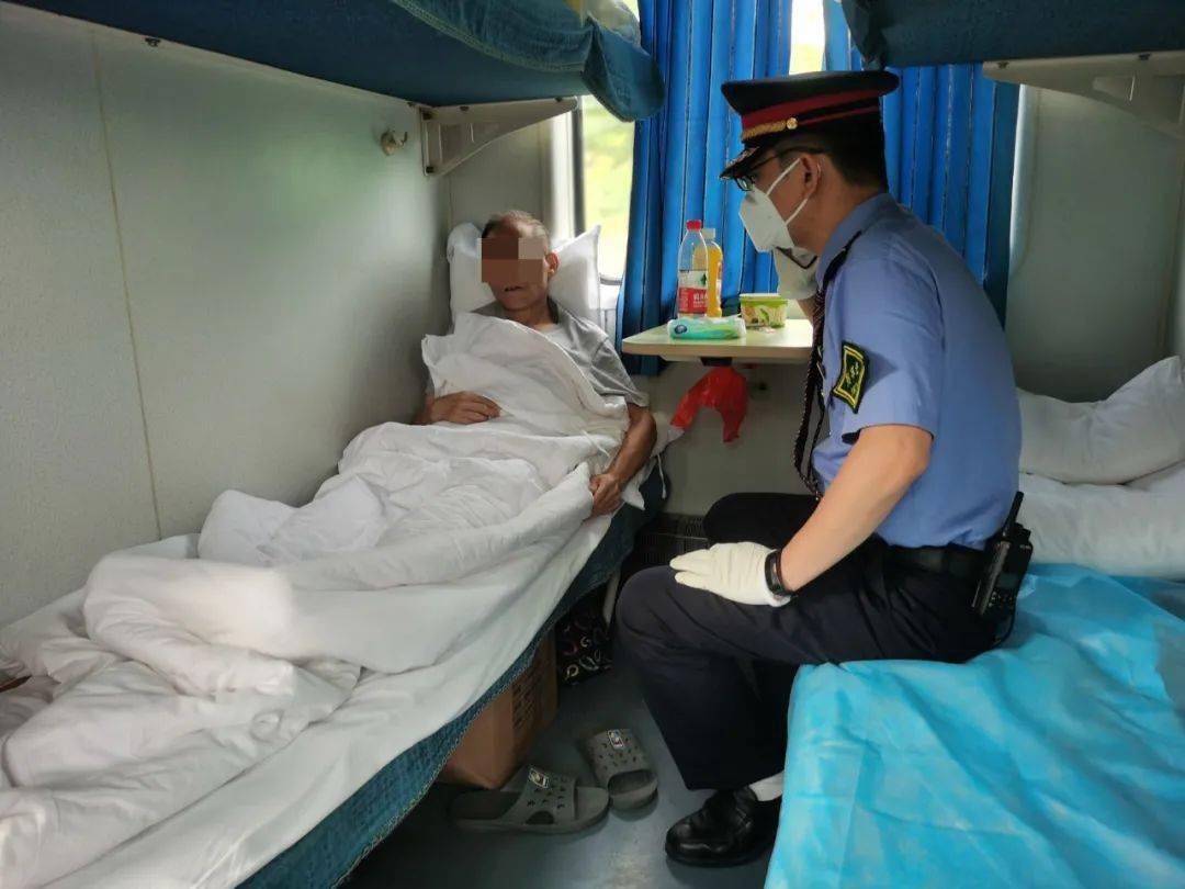 7月12日,武汉客运段信阳南线车间担当的k824次列车在深圳东站放行旅客