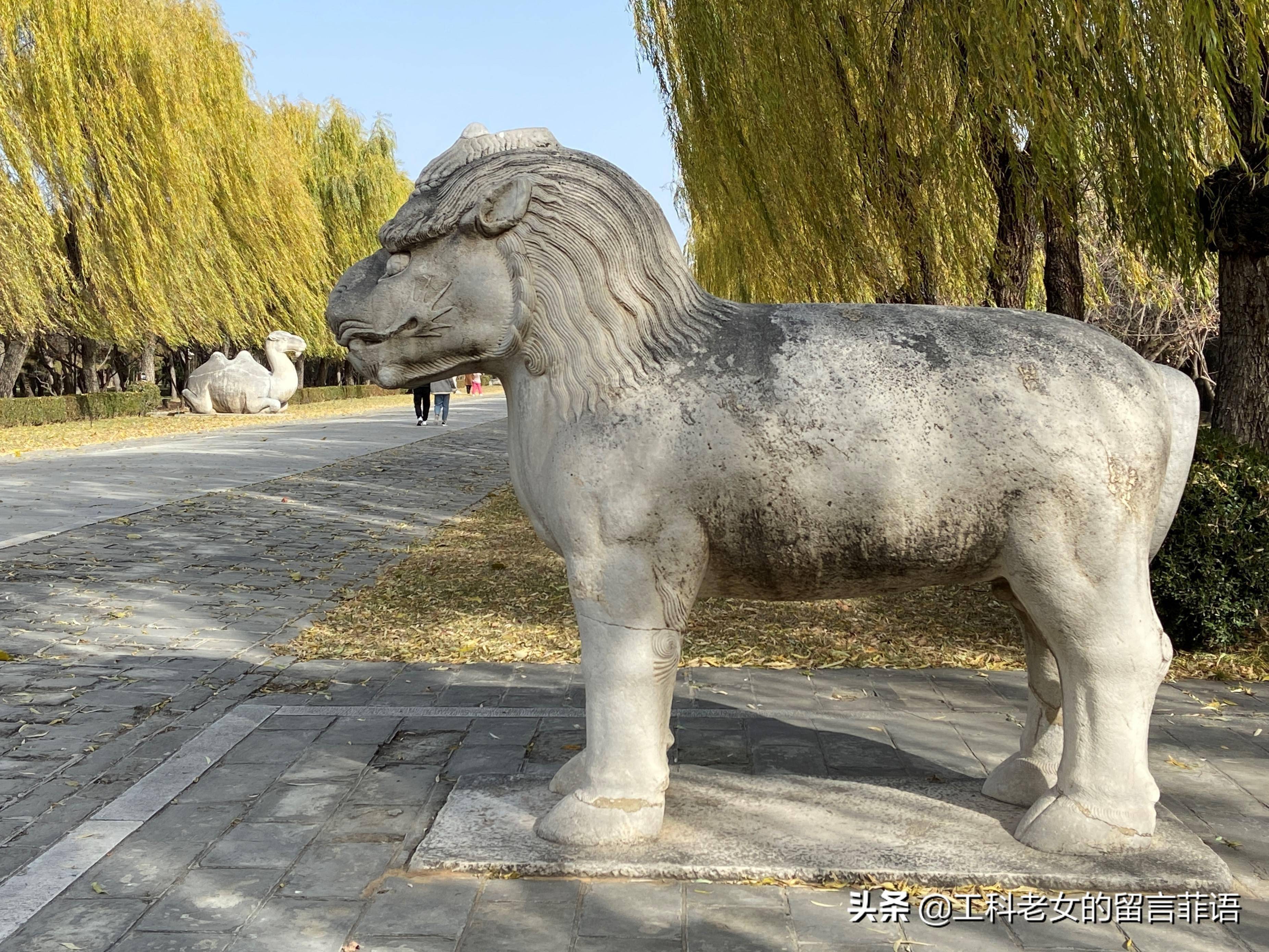 十三陵神道:獅子和獬豸是雄的