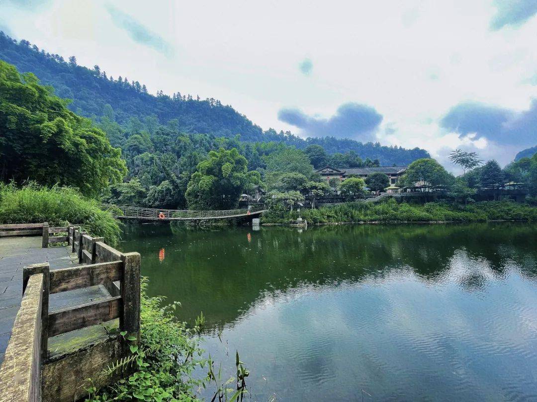 水之形-遗落的宝石 清音平湖的水 就像上神遗落在峨眉山的宝石  山风