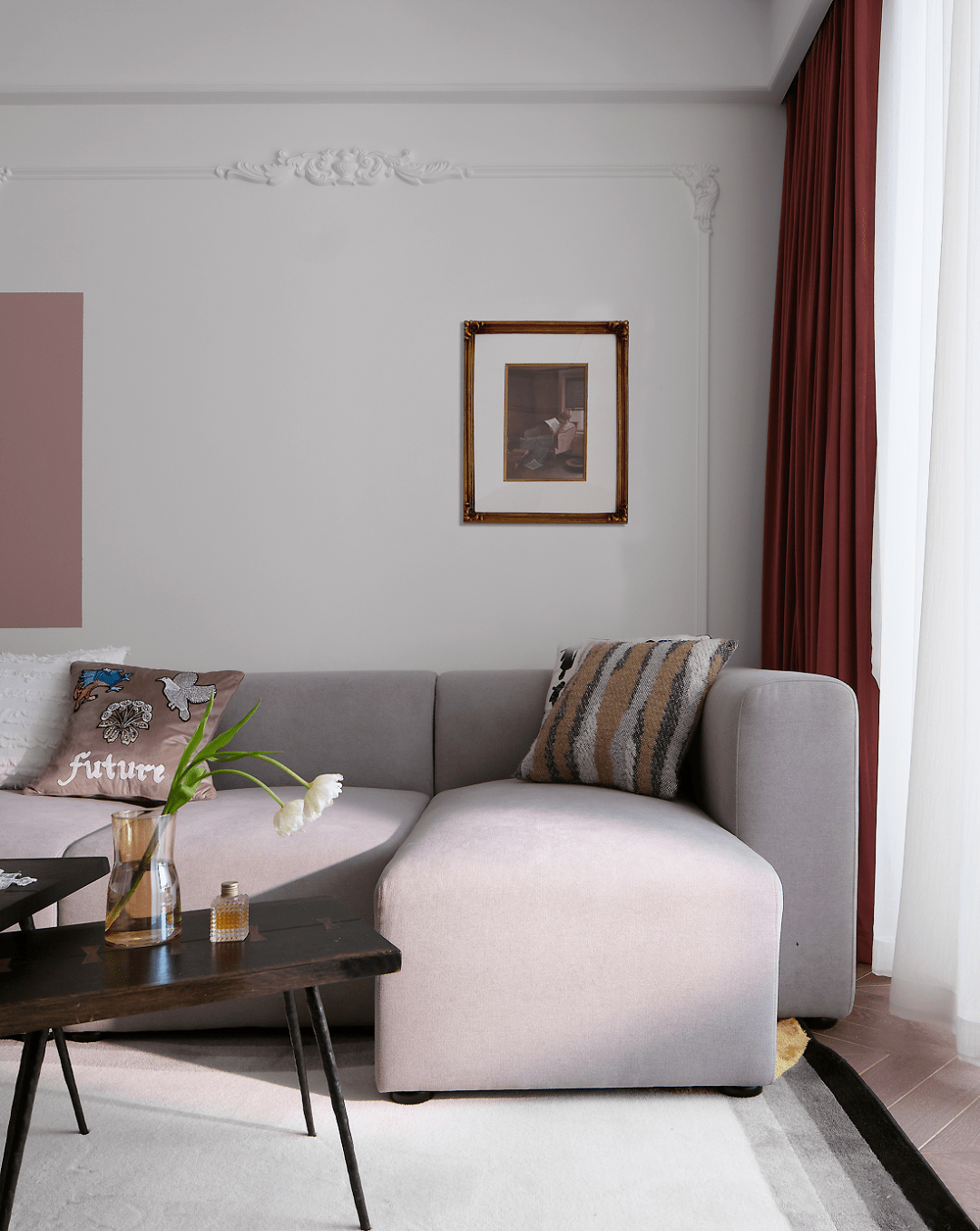 柔和,干净的白色搭配上粉色的撞色,带来别具一格的温柔与优雅,使