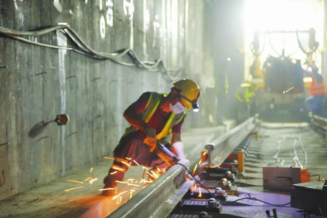 献礼建党100周年杭州地铁3号线轨道i标项目顺利进入焊轨施工阶段