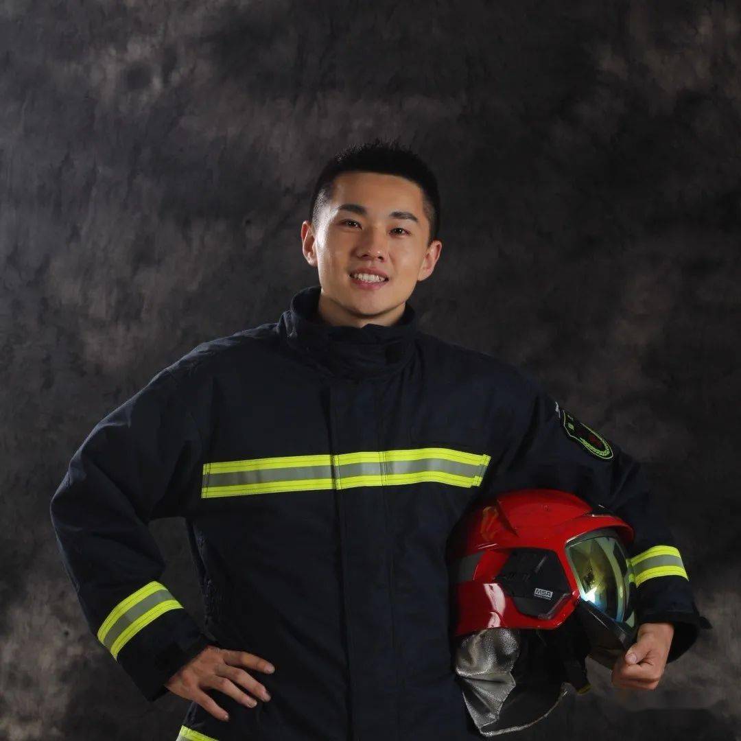 宜昌消防站指导员王彦升颜值超高的本次直播我们采访了(文末有福利