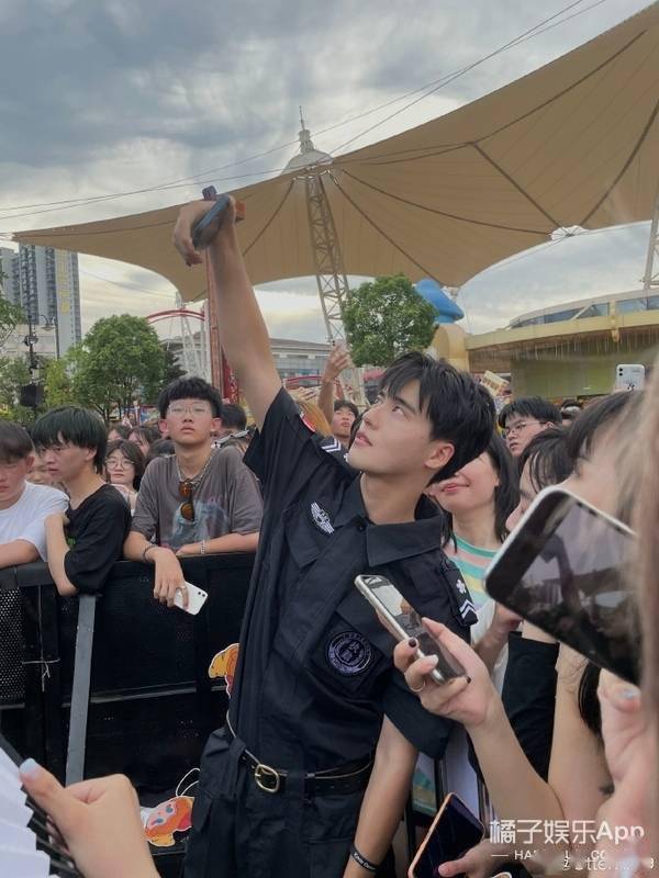 帅哥|太帅了！鹅厂程序员欢乐谷保安凭生图走红，艺人可能都没他们上镜