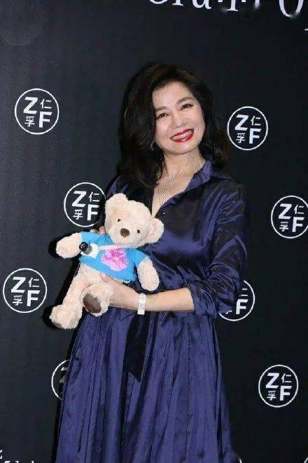 钟楚红给友人过生,脸上都是干瘪的皱纹,61岁状态真实一点不假!