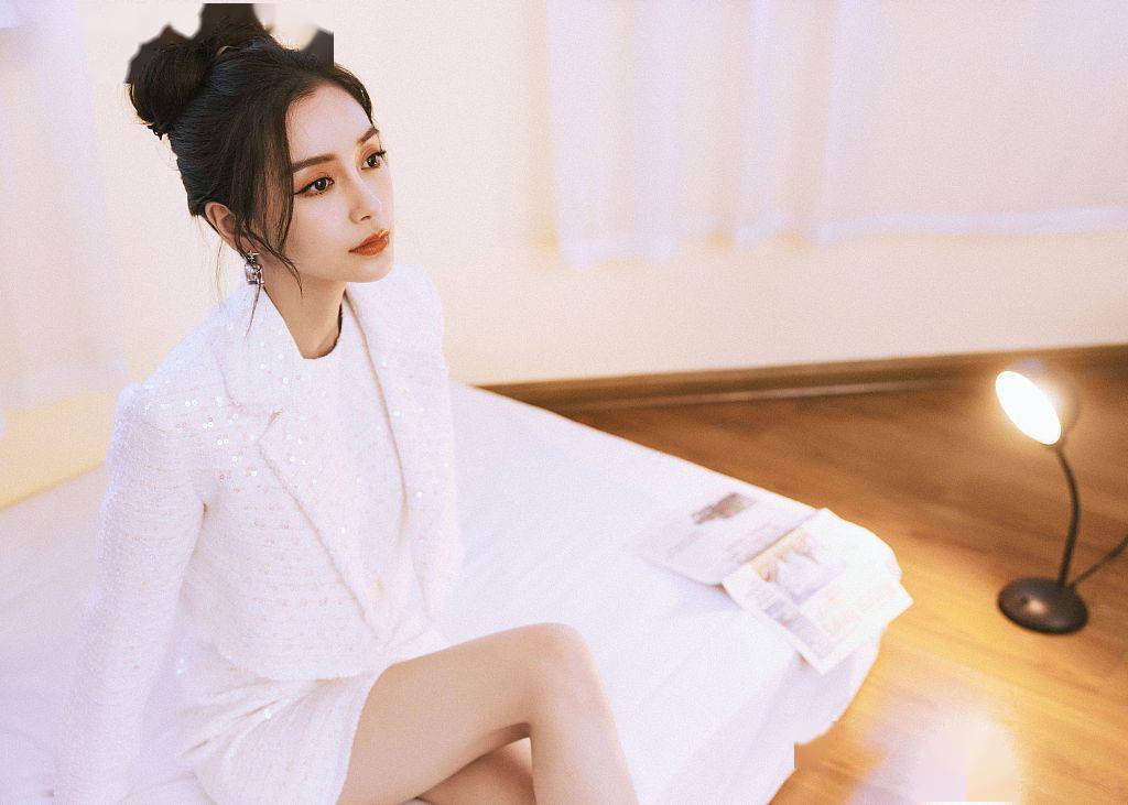 杨颖|Angelababy穿白色腰部镂空西装 蝴蝶结丸子头灵动俏皮