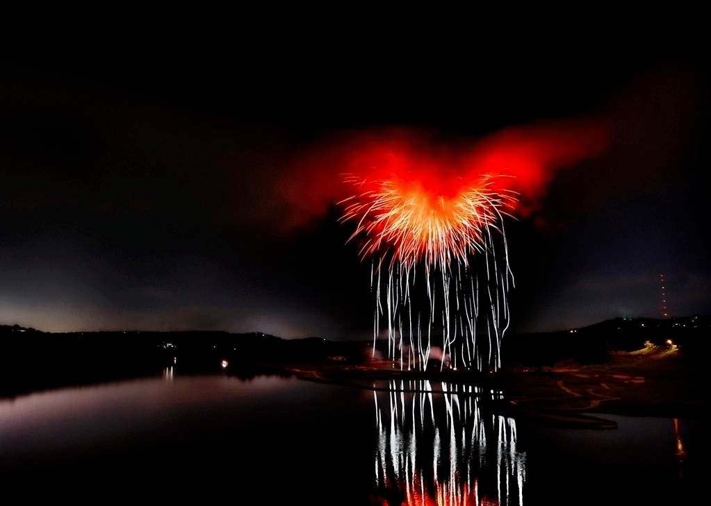 烟花把沙漠的夜空可以在沙漠里"过足烟火瘾"~来鄂托克前旗大沙头文化