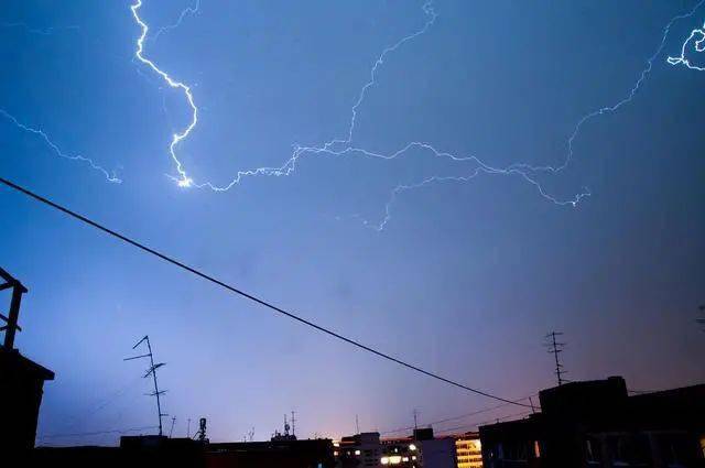 以及上饶南部部分地区有雷电活动,局部伴有短时强降雨,雷暴大风