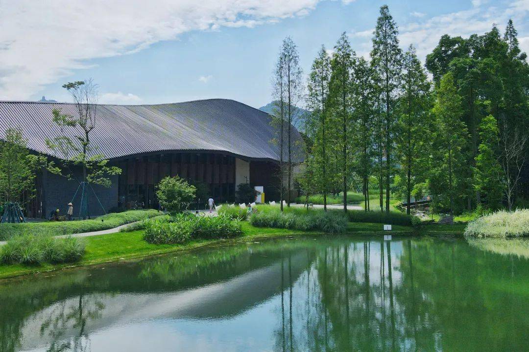 在这个周末,位于玉堂街道的环球融创·青城溪村将奏响幸福的旋律,让你