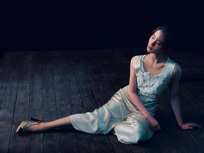 黑色|刘诗诗包身长裙女人味十足 黑色麻花辫化身酷girl现反转魅力