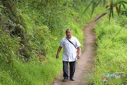 如今他76岁了,依然兢兢业业坚守在乡村医生这个岗位上.