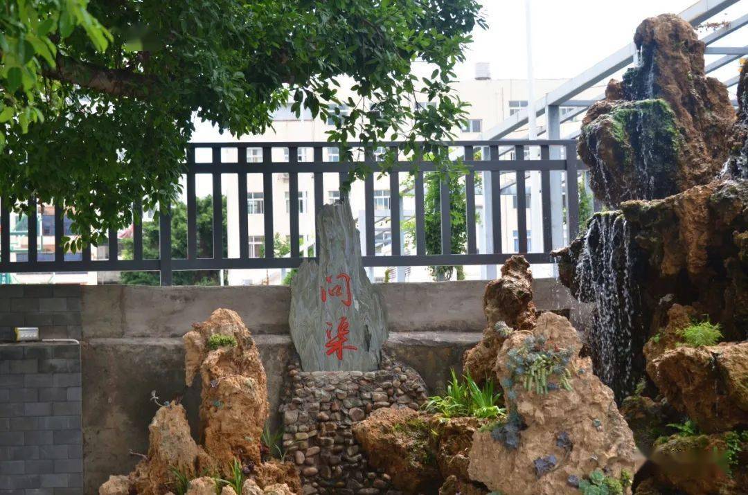 南涧一中用绣花功夫建美丽校园这里书墨飘香园景如画