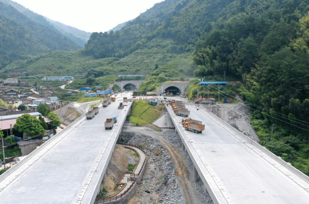 莆炎高速公路三明段最长隧道贯通