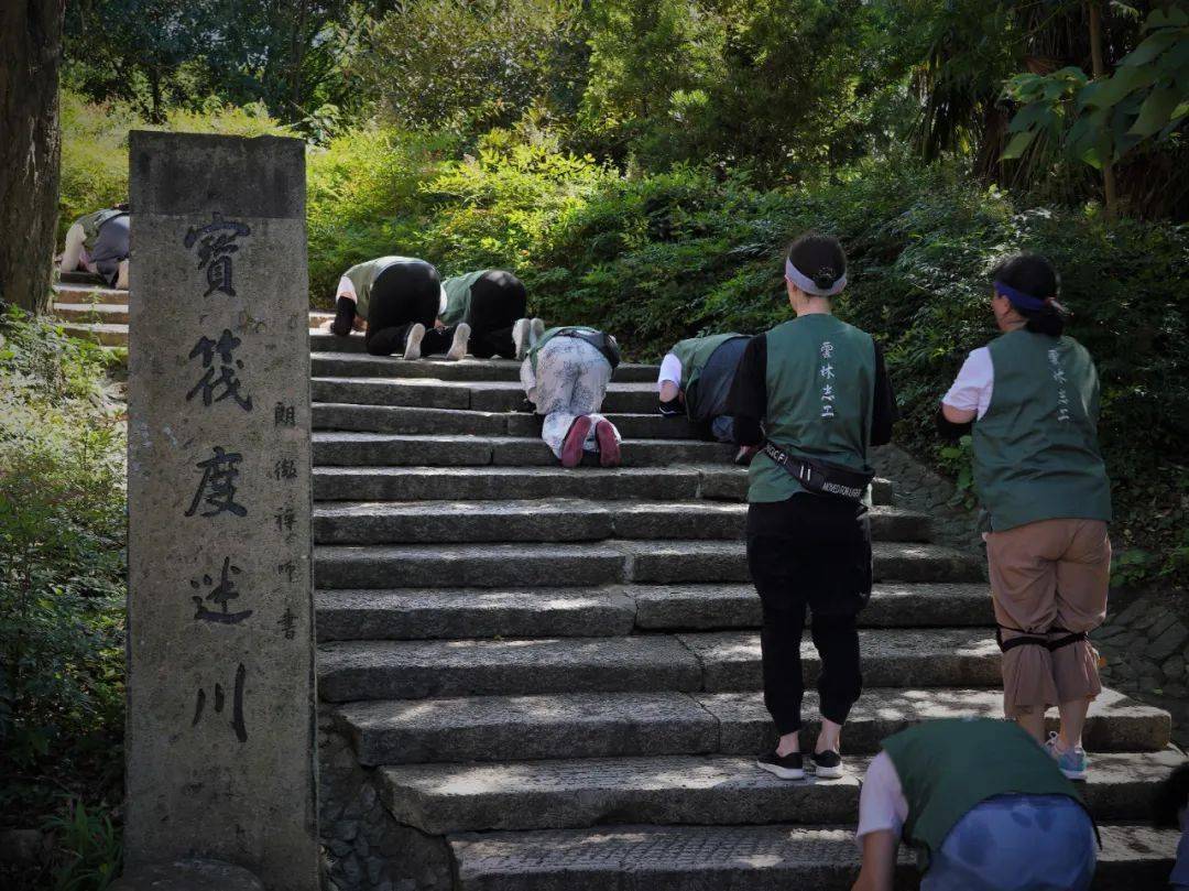 热浪滚滚,朝山大众在清脆引磬声的领引下,整齐划一地三步一拜,以坚固