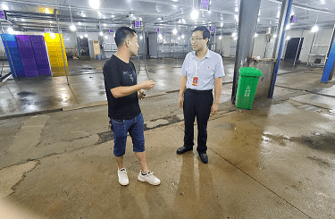 张斌先后深入东宝区亿杰食品有限公司企业生产车间,荆门市美集农业