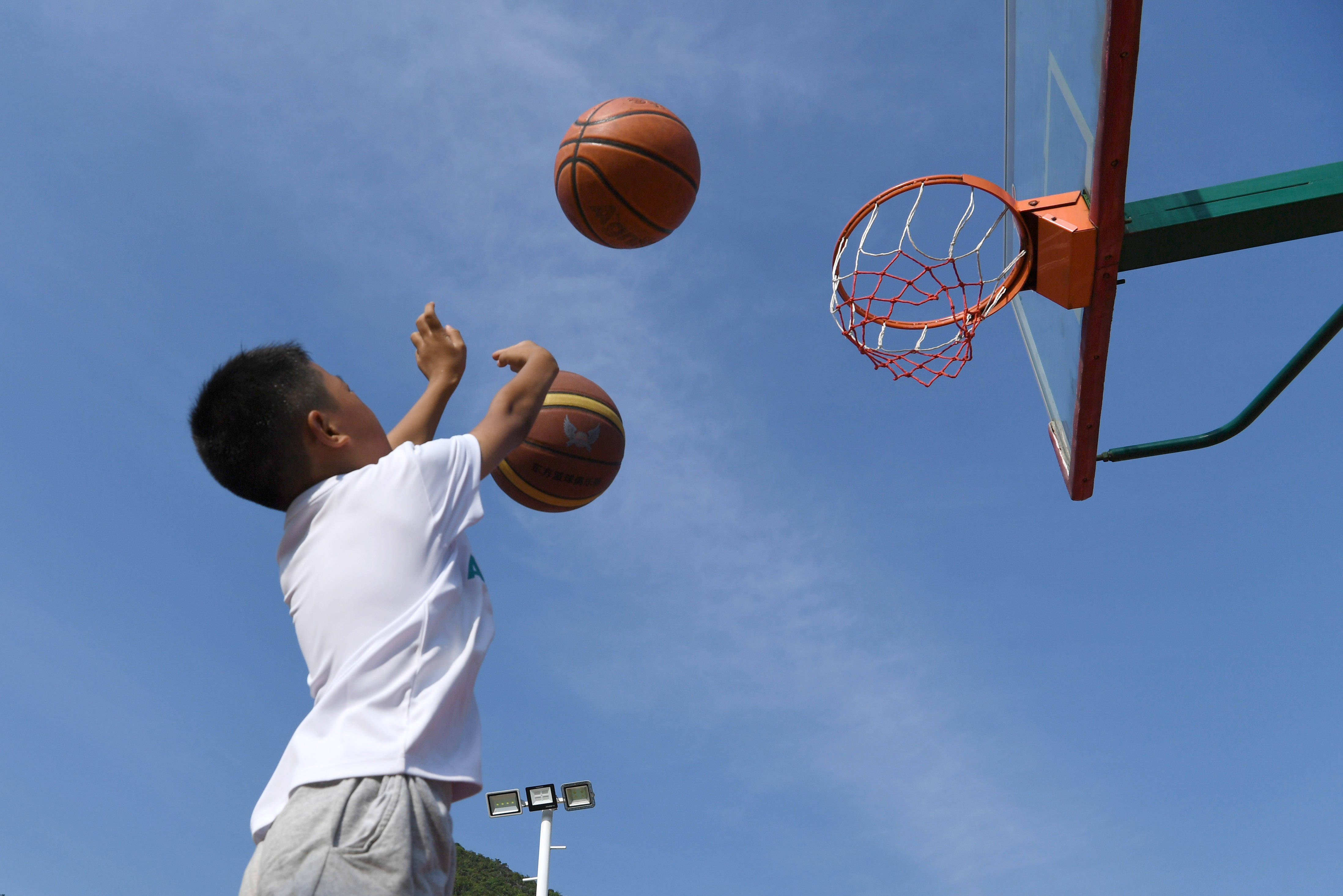 全民健身——村里有了假期篮球训练营