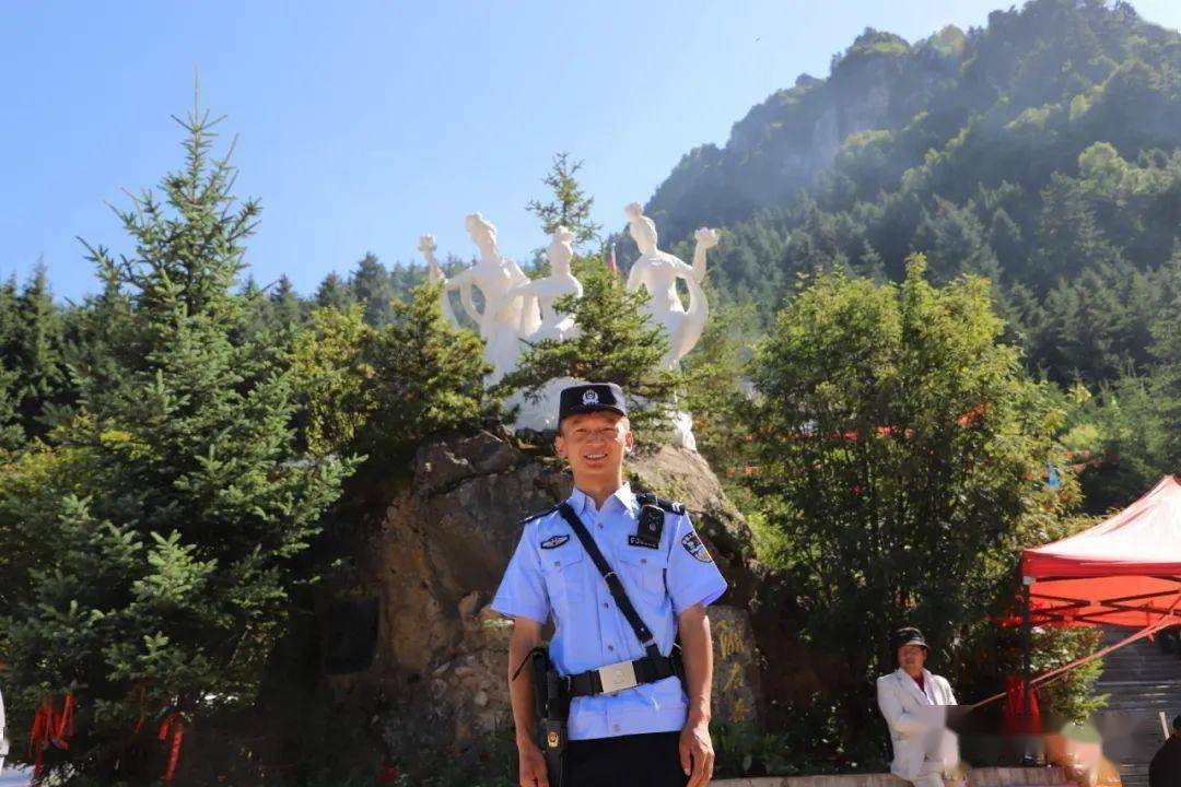 我为群众办实事花儿少年对歌热夏日炎炎警察蓝