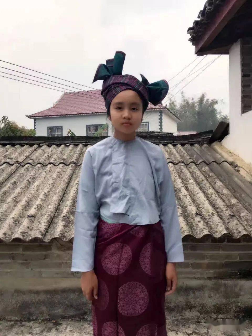 而更早更老式的装束,应该和掸邦差不多,格子或者条纹裙,两侧上翘的