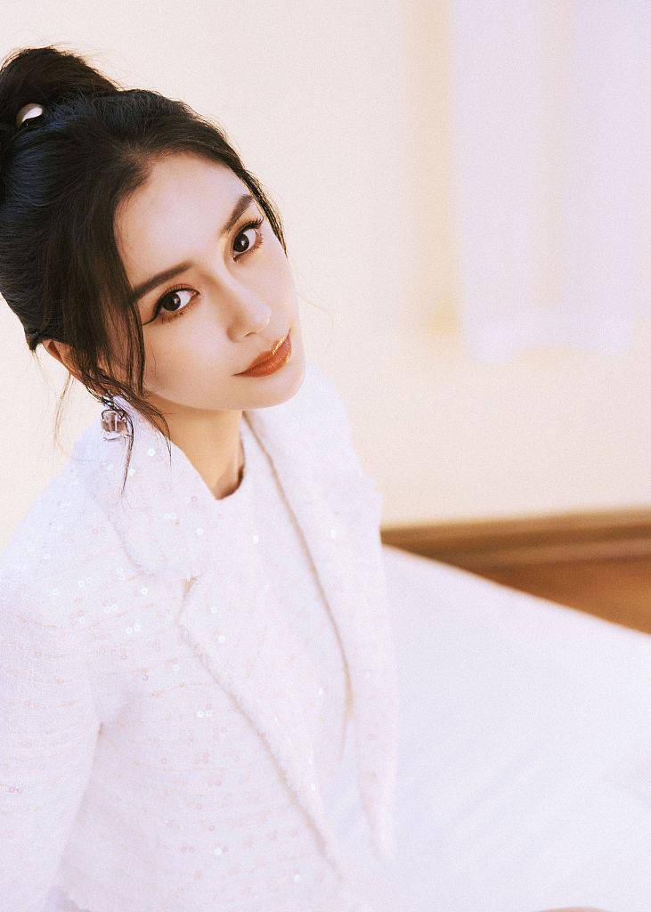 杨颖|Angelababy穿白色腰部镂空西装 蝴蝶结丸子头灵动俏皮