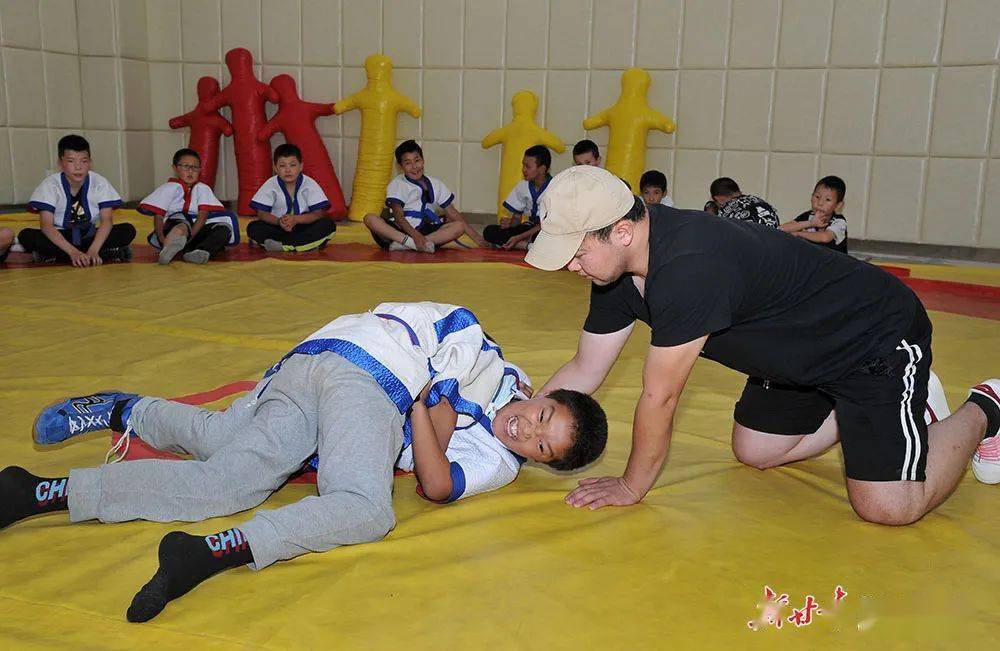 阿克塞哈萨克族自治县20余名小学生在该县哈萨克式(库热斯)摔跤馆内