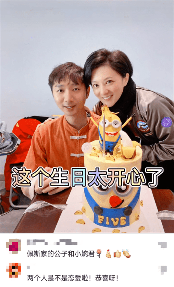 金铭瘦出老态穿制服裙强行扮嫩,化浓妆像戴面具