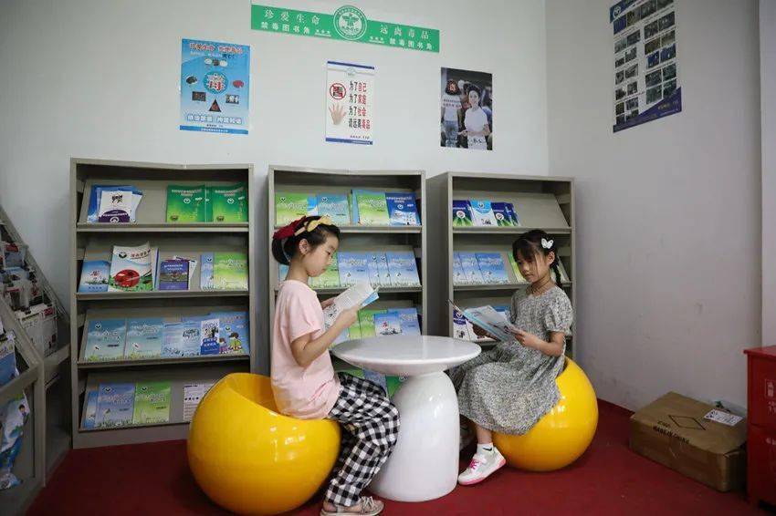 7月15日下午,笔者走进市图书馆,看见了众多美丽的读书模样,阅读成为