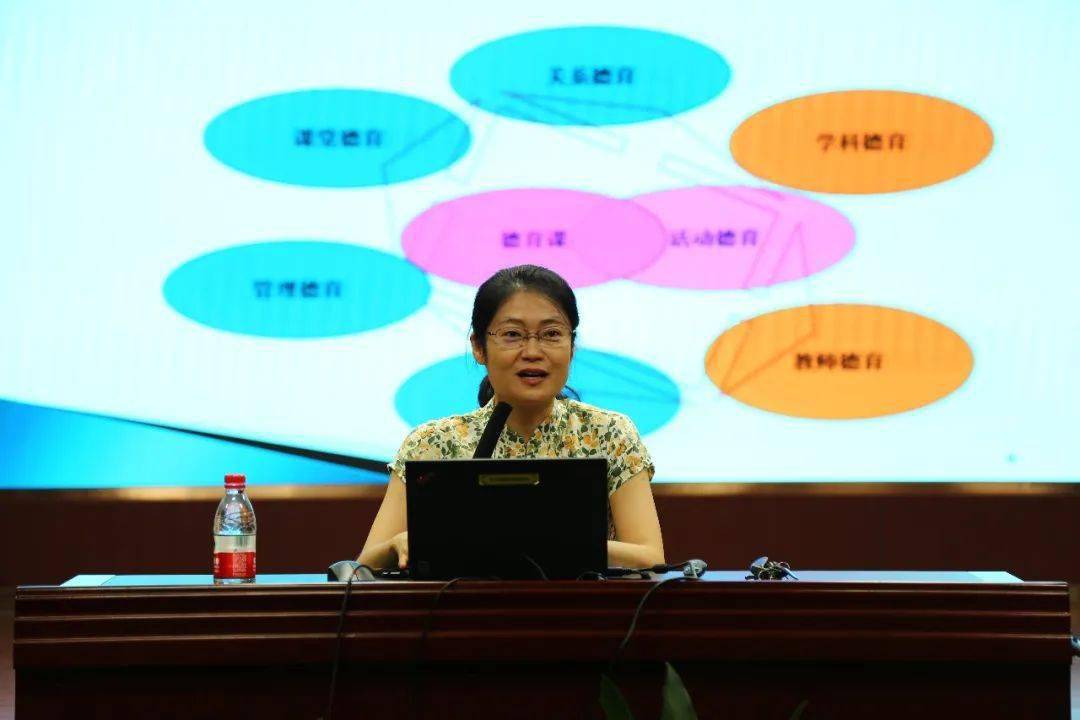 五一教育集团组织了德育专题培训活动,首都师范大学李敏教授,北京联合
