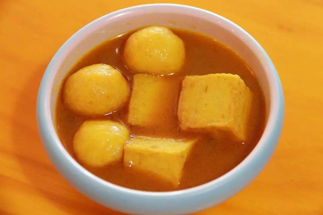 虾 饼 虾饼饱满圆润,色泽金黄  外酥里嫩,满嘴q弹 咖喱鱼蛋拼鱼豆腐