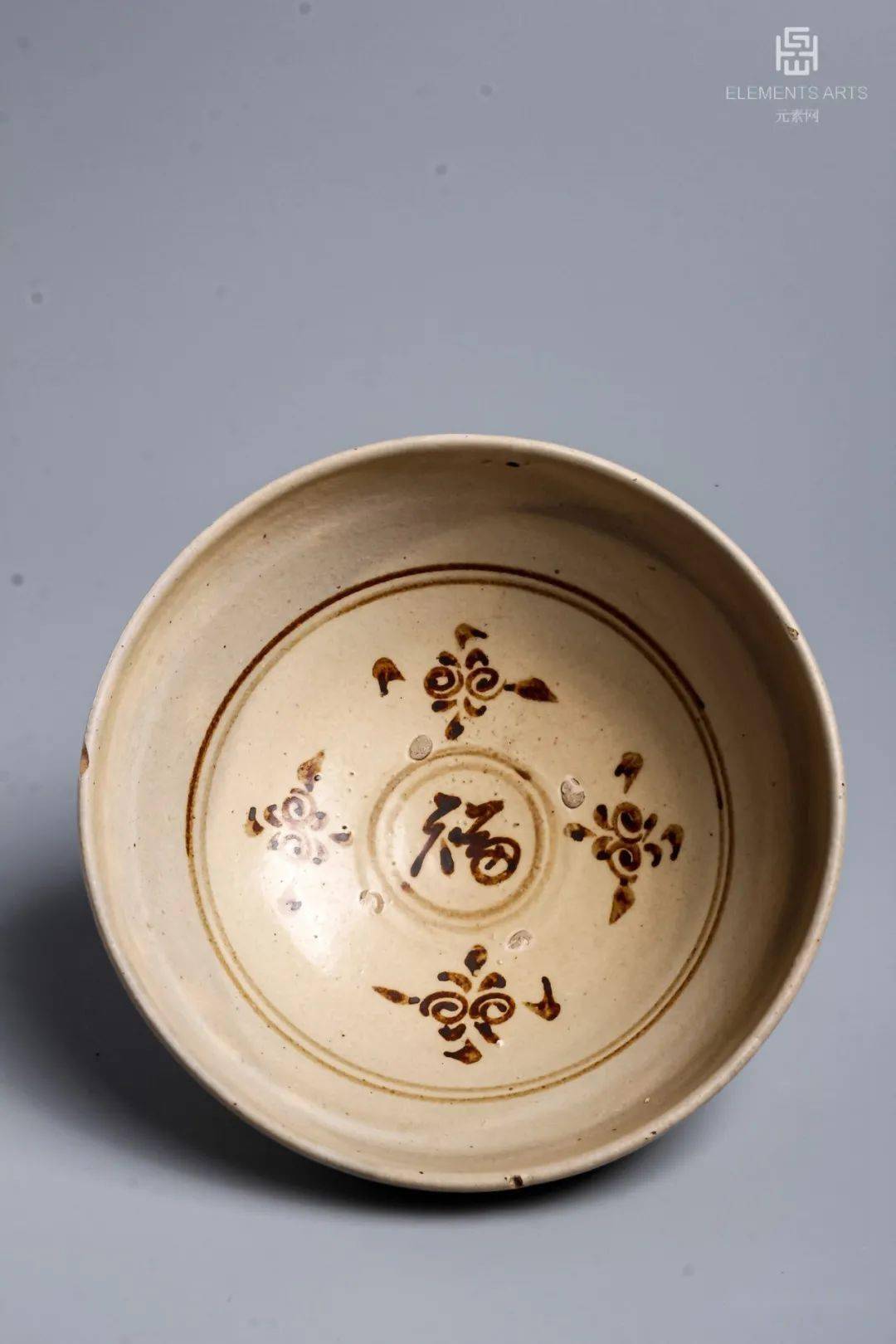 编号:6824藏品名称:金元榆次窑釉下彩绘福字碗尺寸:口径18.