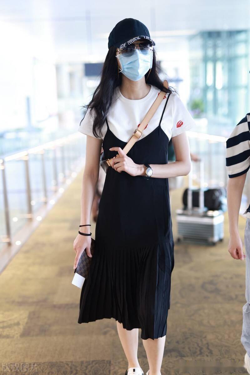 街拍:韩雪戴棒球帽身着黑白裙优雅美丽_机场