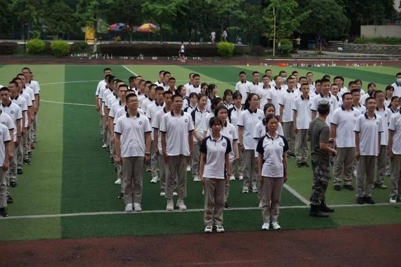 我们的青春在烈日和暴雨下昂扬成都八中高一军训总结