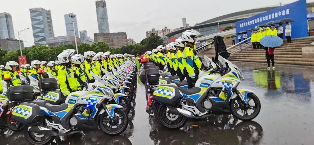 建强"金陵铁骑" 夯实"最快双腿" 南京交警铁骑新车配发暨集中出巡启动