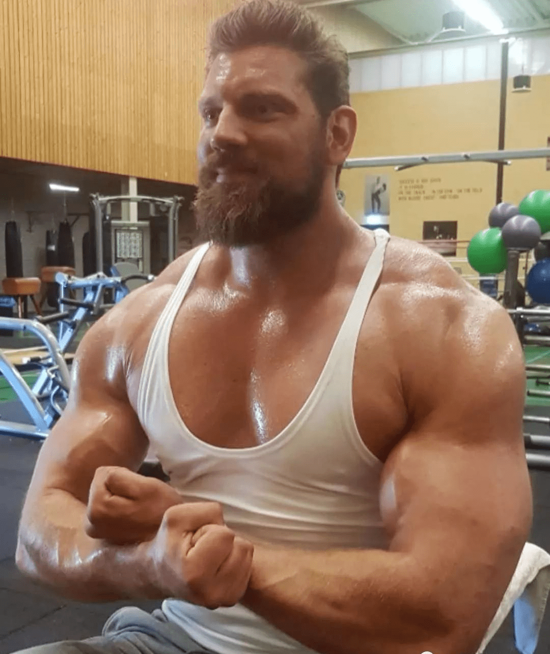 这种身高2米18的肌肉灭霸是真实存在的吗真的太有威慑力了