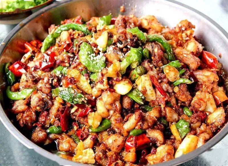 末,葱末和泡椒末炒香,掺适量清水并加盐,白糖,味精,香醋调成鱼香口味