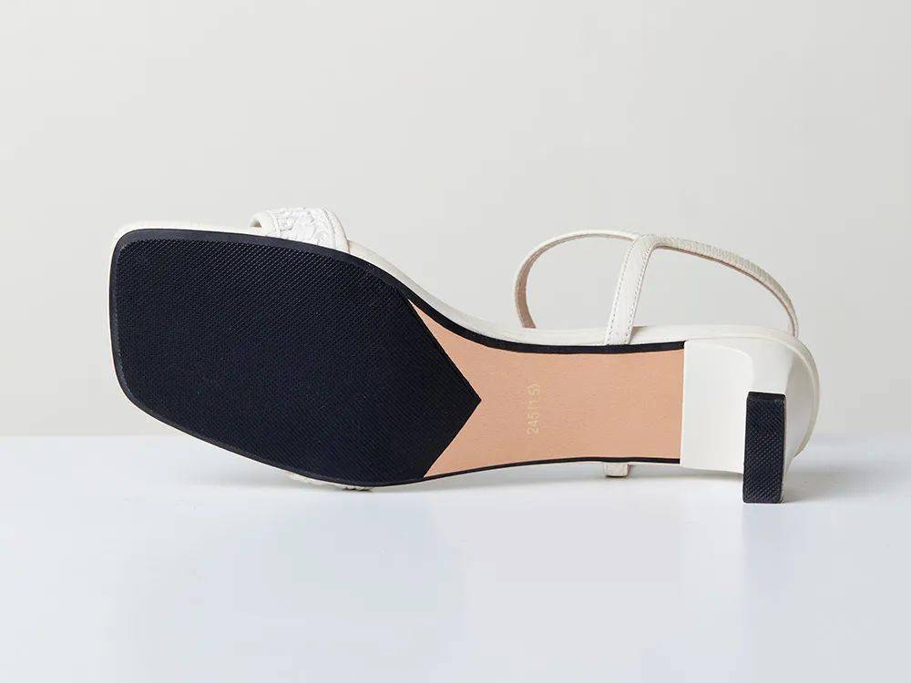 材质|清凉穿搭的灵魂单品：编织羊皮凉鞋，瞬间“拔”高气质