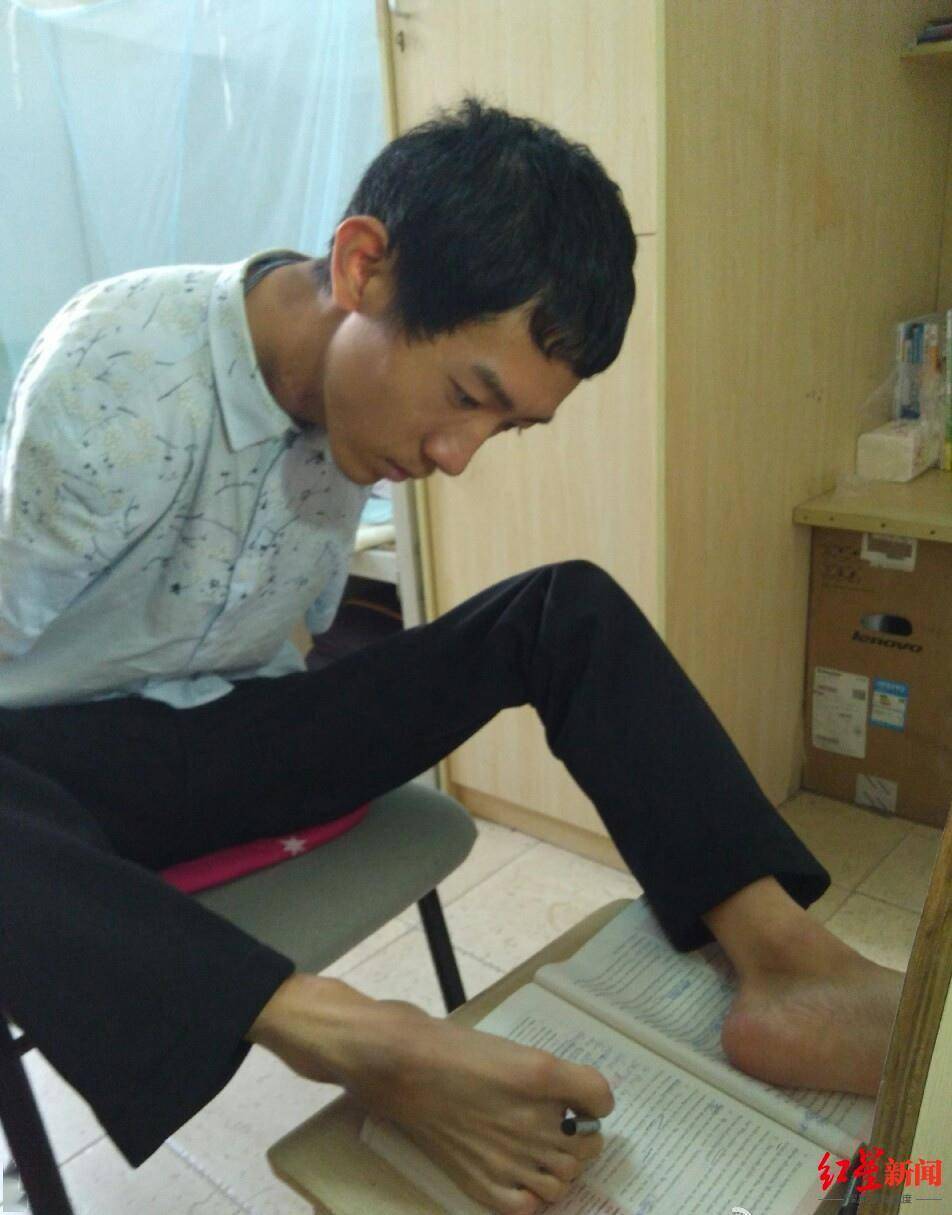 彭超|用双脚书写人生！四川无臂青年彭超入选全国“十大读书人物”，已考上同济大学研究生