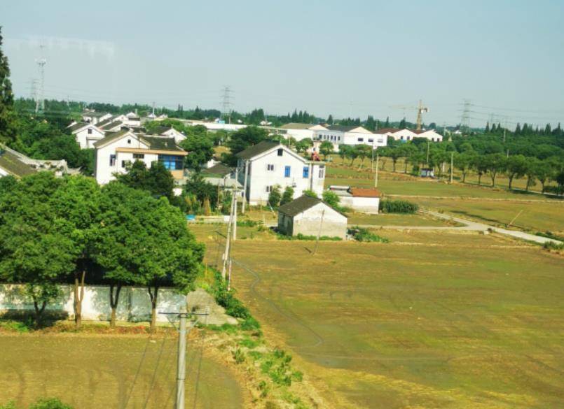 江苏真实的农村面貌,楼房普遍是二三层高,江苏农村没浙江富裕?_房子