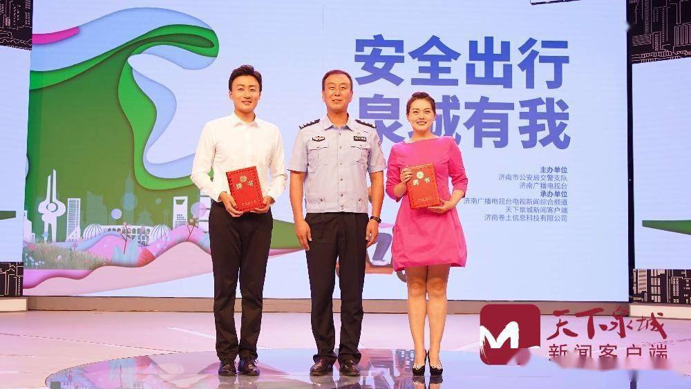 济南广播电视台主持人刘宏刚,济南广播电视台主持人小鱼儿,颁发聘书"