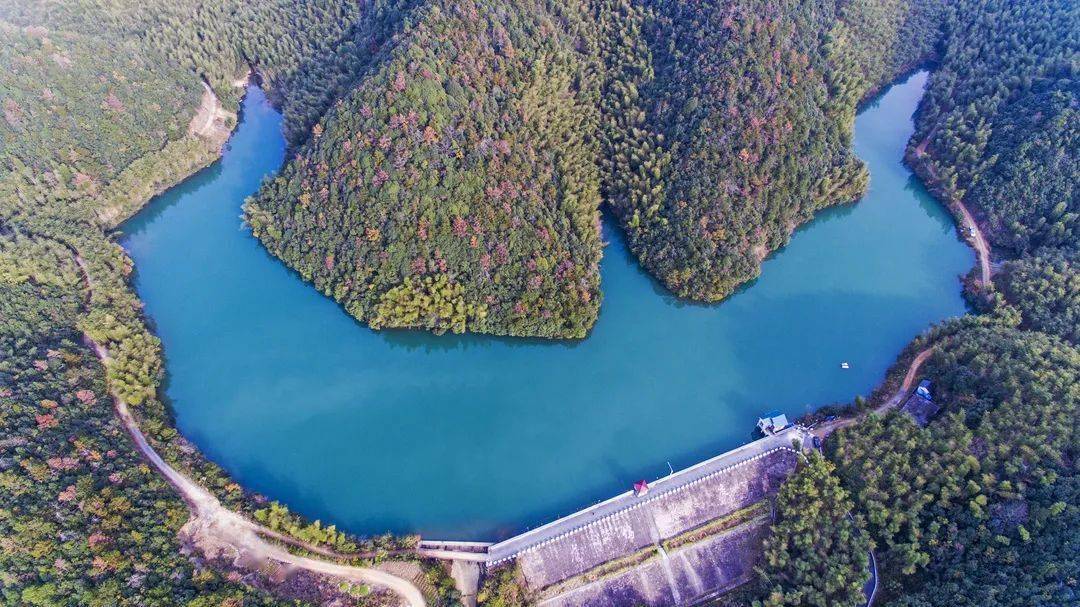 龙坞水库在黄湖未来乡村,有这样一片深邃透亮的蓝,这就是龙坞水库.
