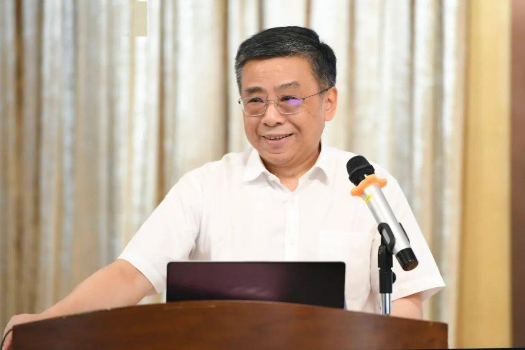 典礼伊始,曹杰书记,院长为医院2021届住院医师和专科医师规范化培训