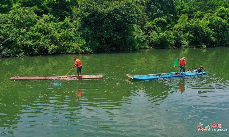 in|River clean-up conducted in E China’s Jiangxi