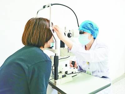 泪液|戴隐形眼镜待空调房太久角膜溃疡