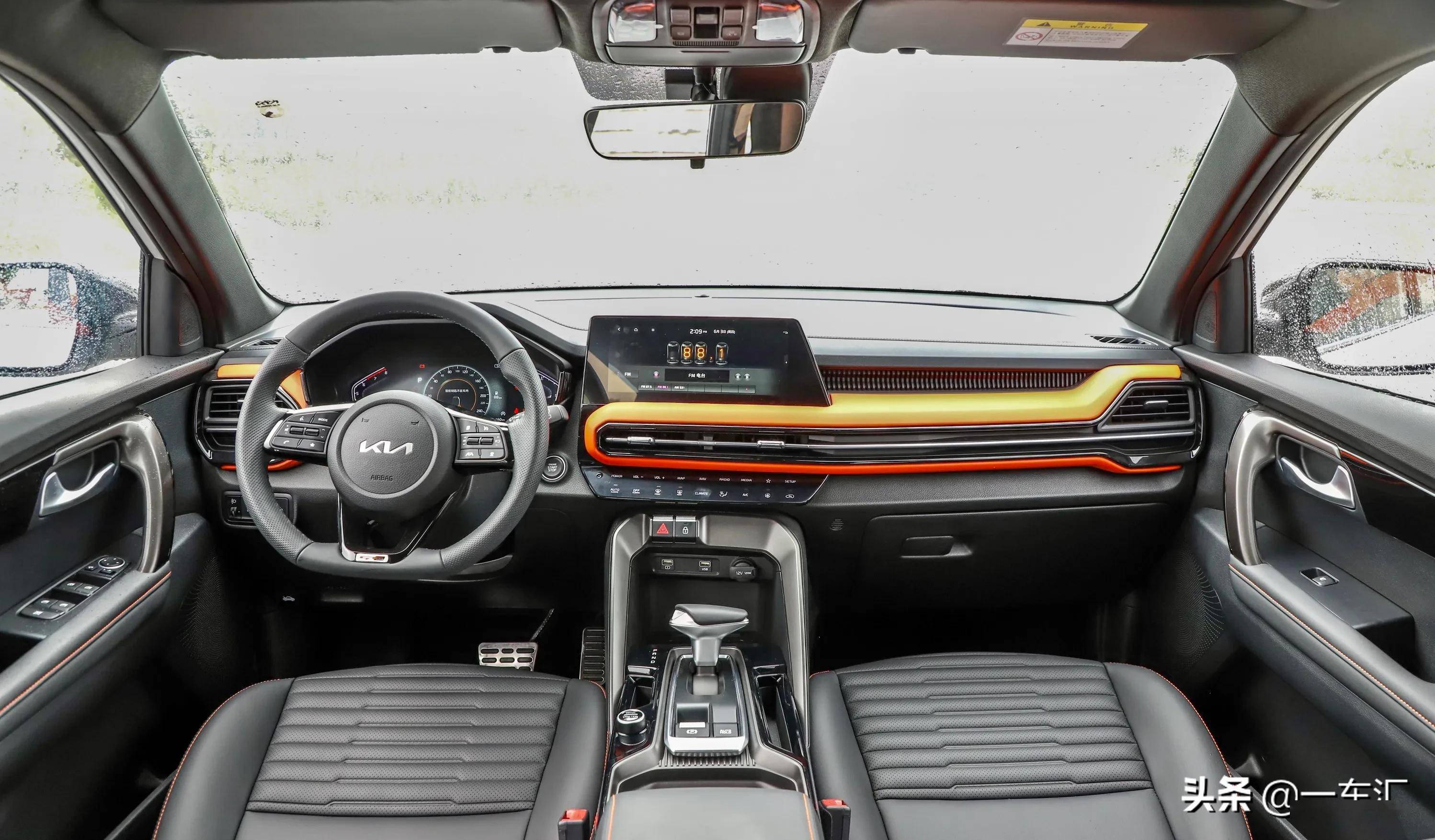 内饰方面,新款智跑ace车内变化也是相当大,不对称的设计风格已成为