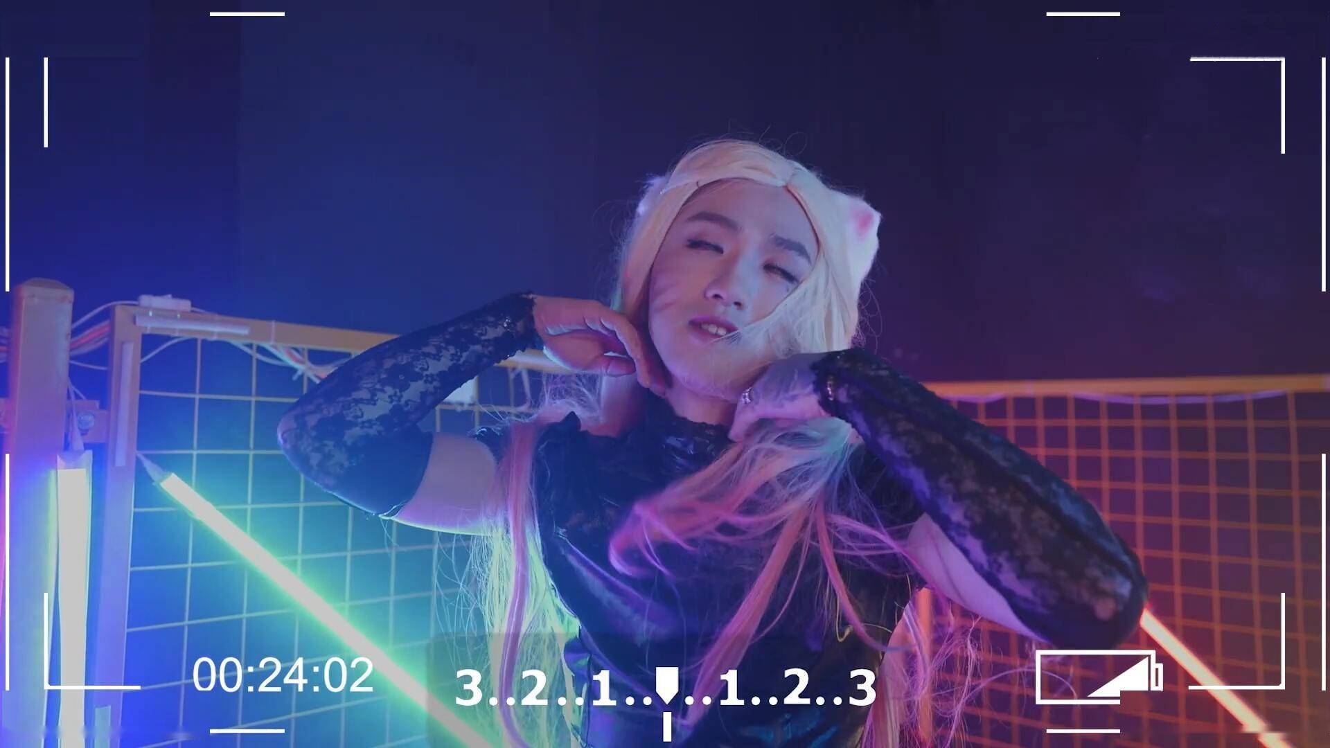 根据惯例,许多男性up主在达成十万粉丝的成就后一般都会进行女装cos